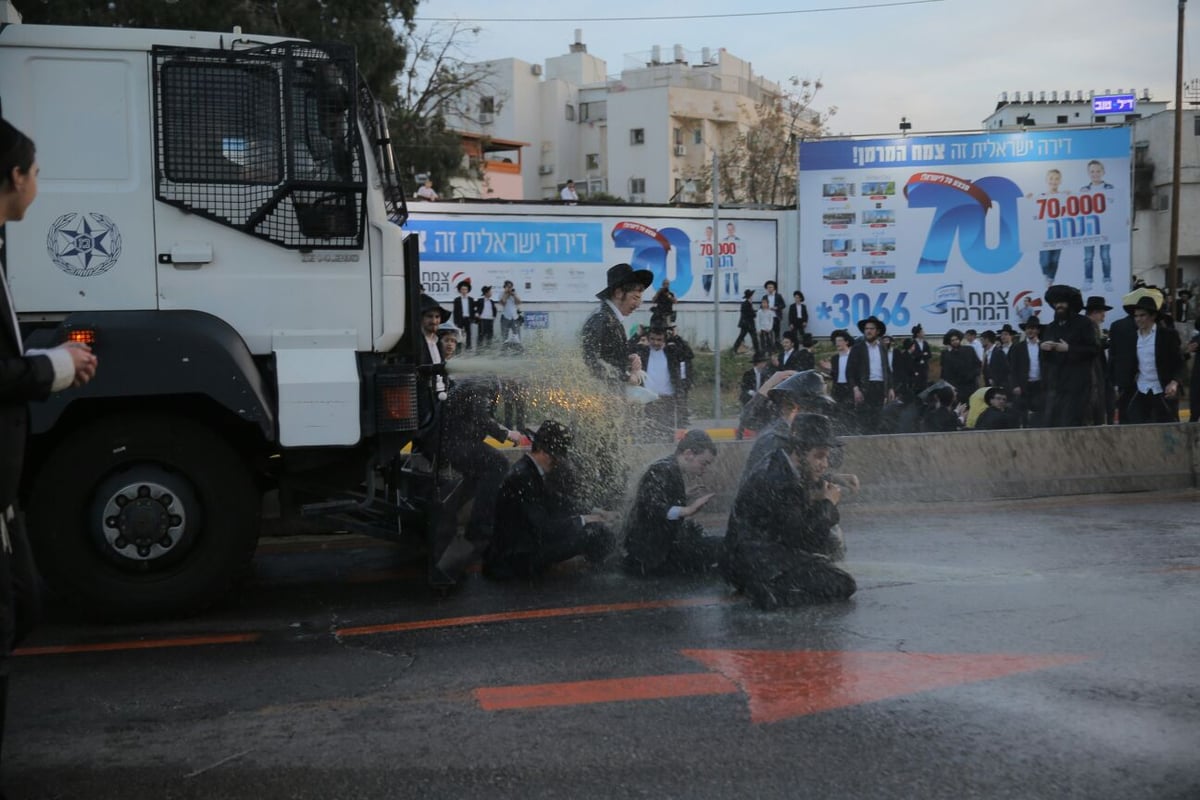 הפגנת 'הפלג' בבני ברק: עימותים עם שוטרים, 30 עצורים