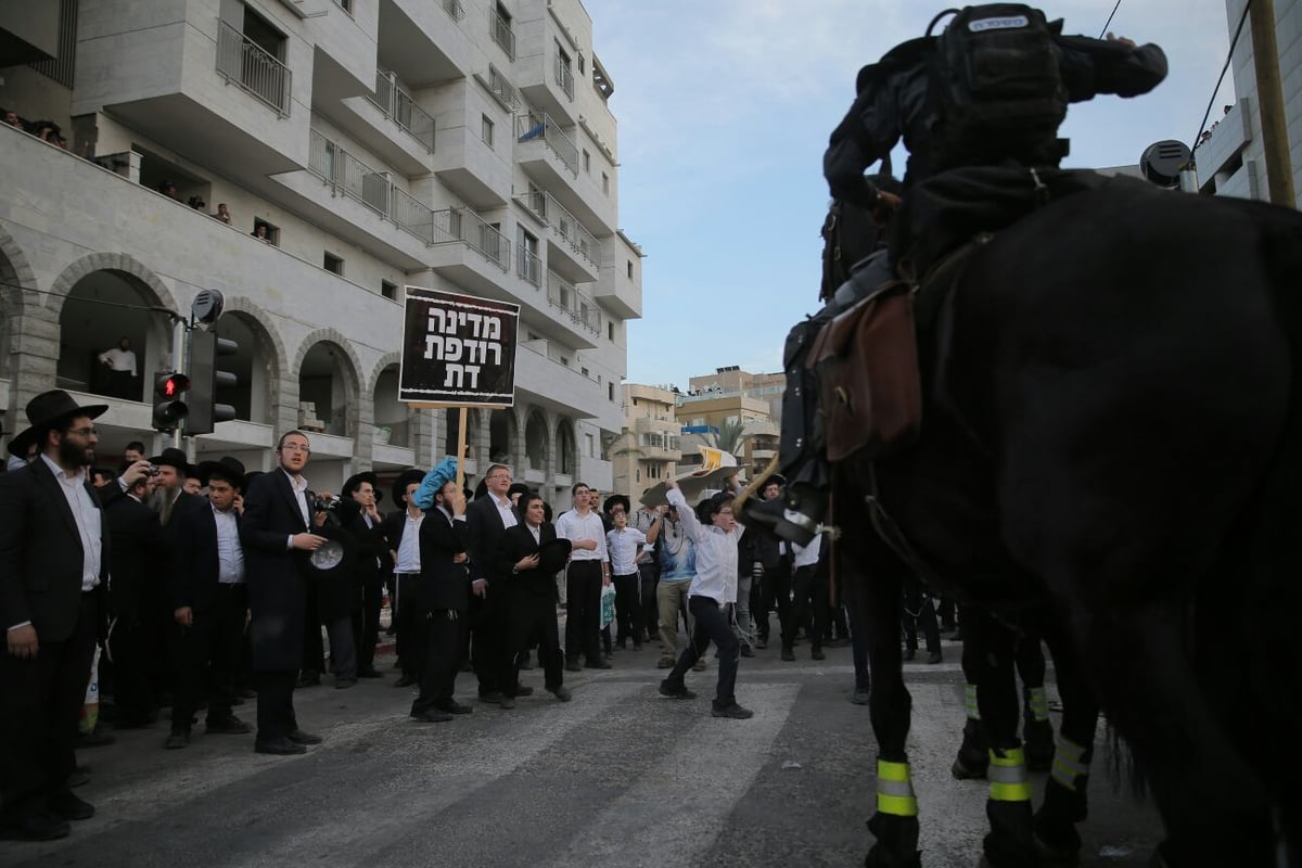 הפגנת 'הפלג' בבני ברק: עימותים עם שוטרים, 30 עצורים