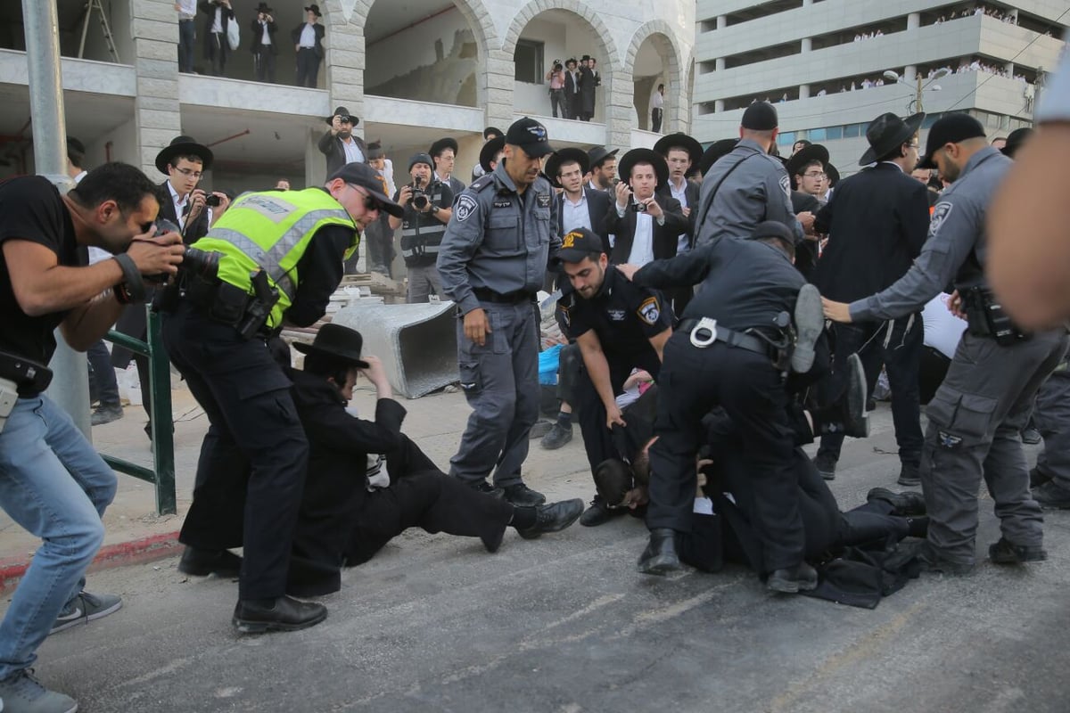 הפגנת 'הפלג' בבני ברק: עימותים עם שוטרים, 30 עצורים