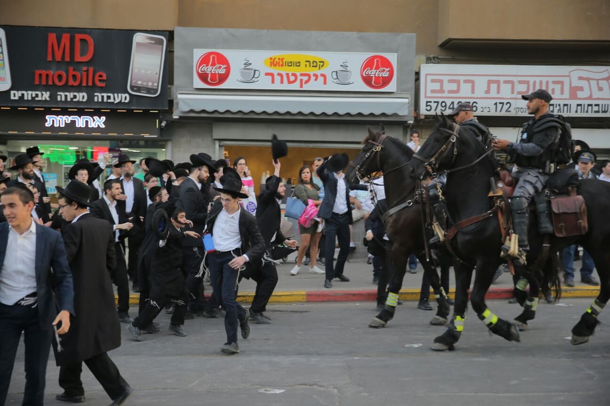 הפגנת 'הפלג' בבני ברק: עימותים עם שוטרים, 30 עצורים