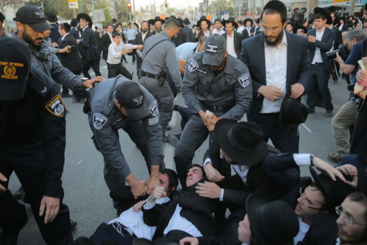 הפגנת 'הפלג' בבני ברק: עימותים עם שוטרים, 30 עצורים