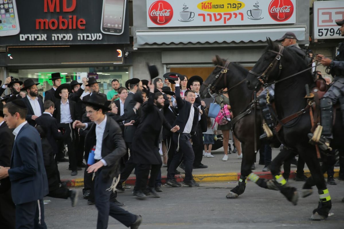 הפגנת 'הפלג' בבני ברק: עימותים עם שוטרים, 30 עצורים