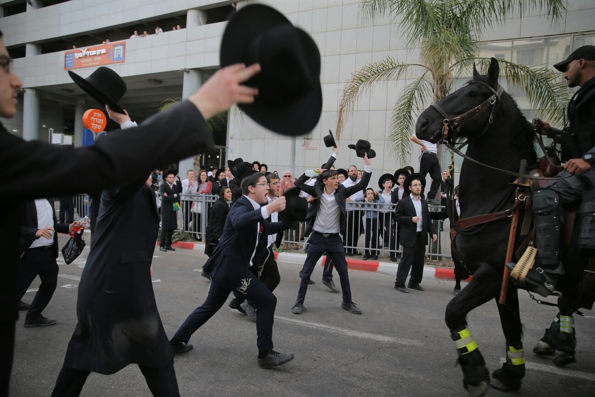 הפגנת 'הפלג' בבני ברק: עימותים עם שוטרים, 30 עצורים