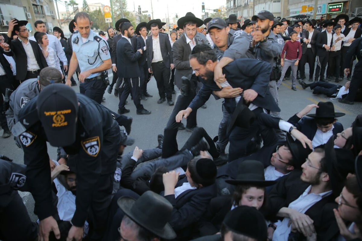 הפגנת 'הפלג' בבני ברק: עימותים עם שוטרים, 30 עצורים