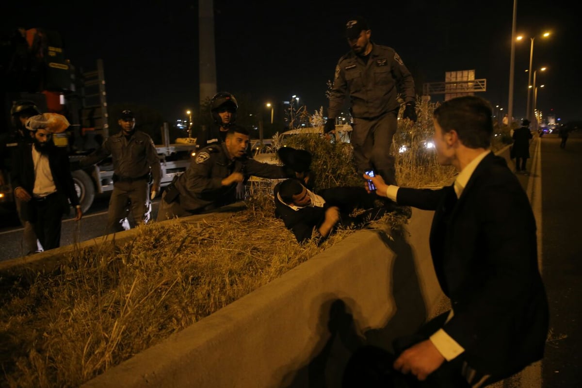 הפגנת 'הפלג' בבני ברק: עימותים עם שוטרים, 30 עצורים