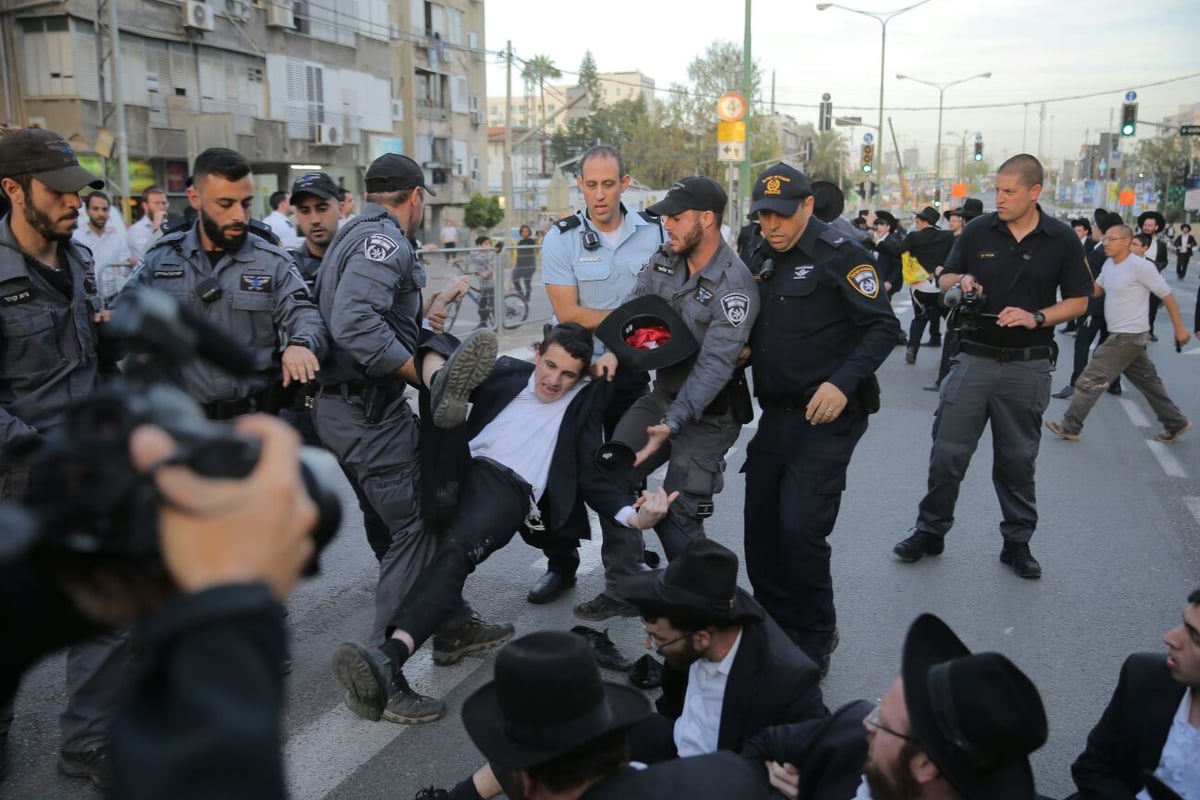 הפגנת 'הפלג' בבני ברק: עימותים עם שוטרים, 30 עצורים