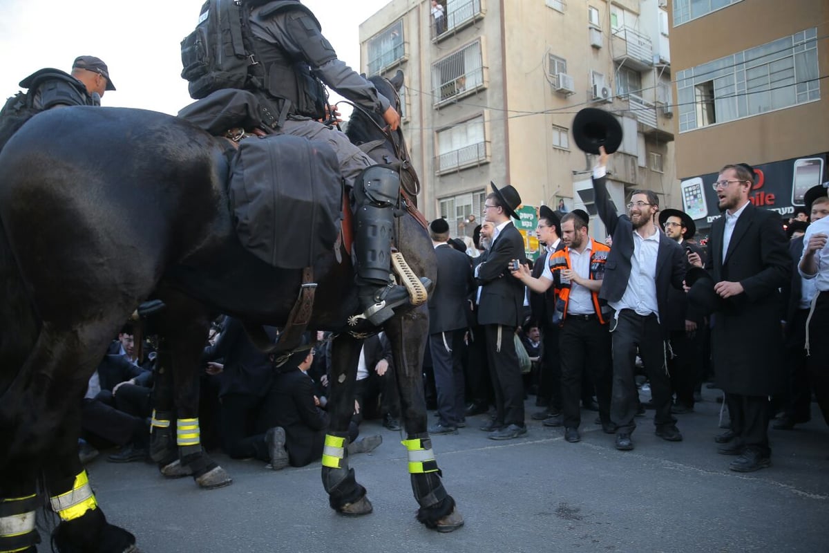 הפגנת 'הפלג' בבני ברק: עימותים עם שוטרים, 30 עצורים