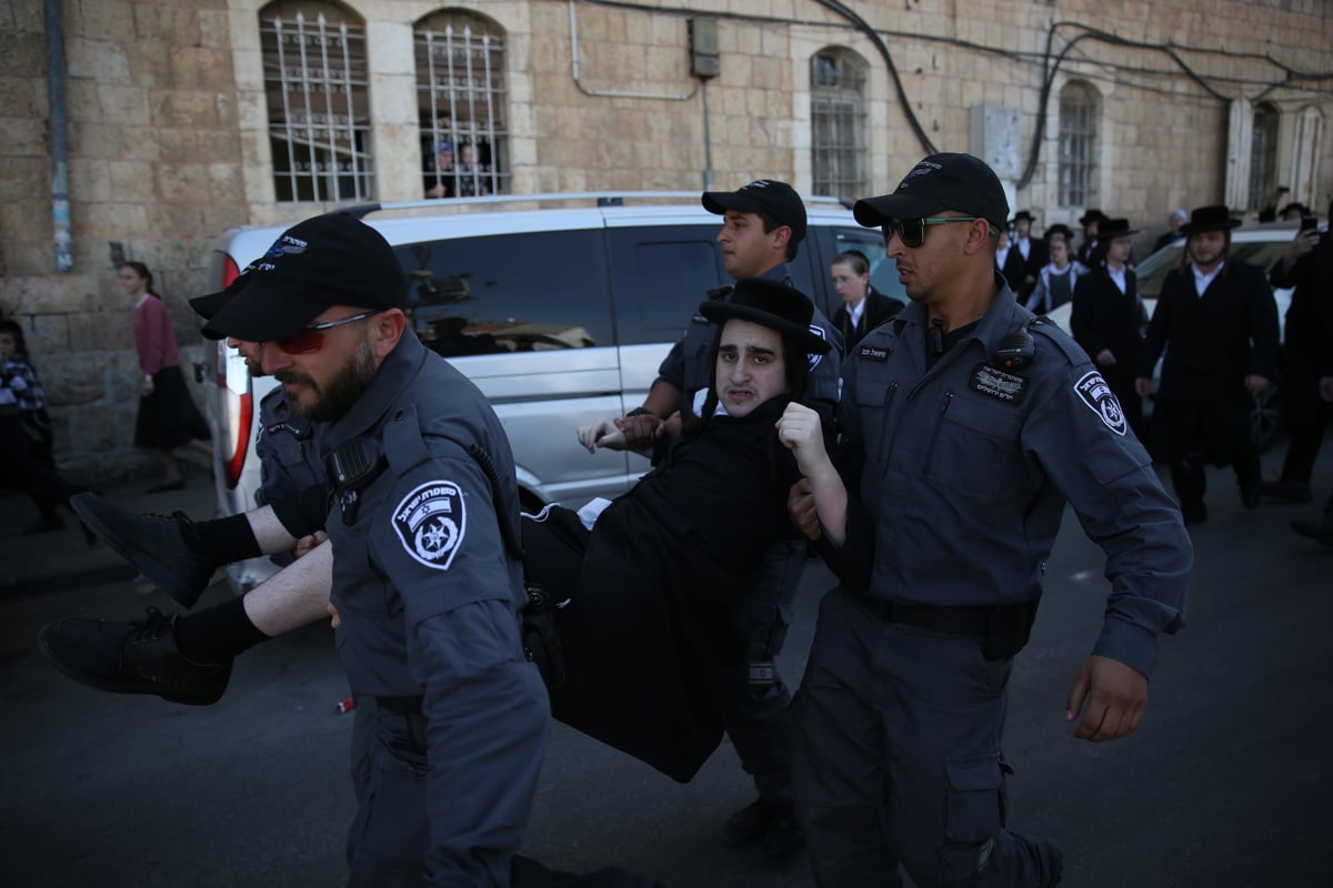 מאה שערים: ה'סמויים' חדרו, הותקפו ועצרו