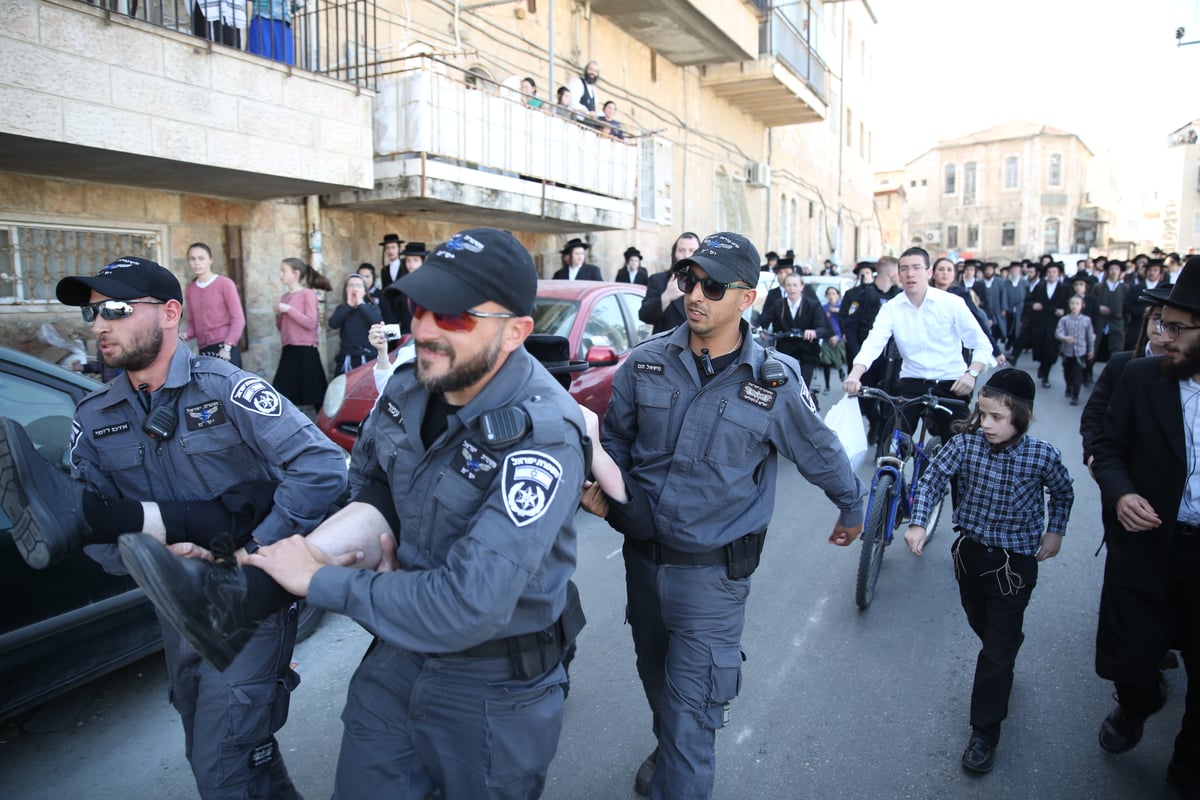 מאה שערים: ה'סמויים' חדרו, הותקפו ועצרו