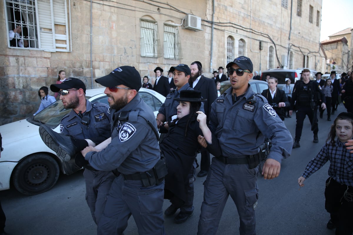 מאה שערים: ה'סמויים' חדרו, הותקפו ועצרו