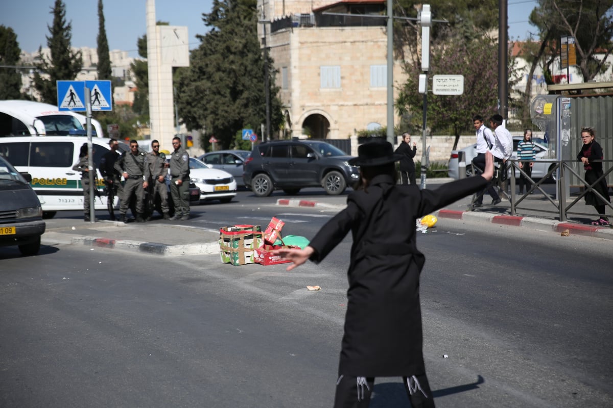 מאה שערים: ה'סמויים' חדרו, הותקפו ועצרו