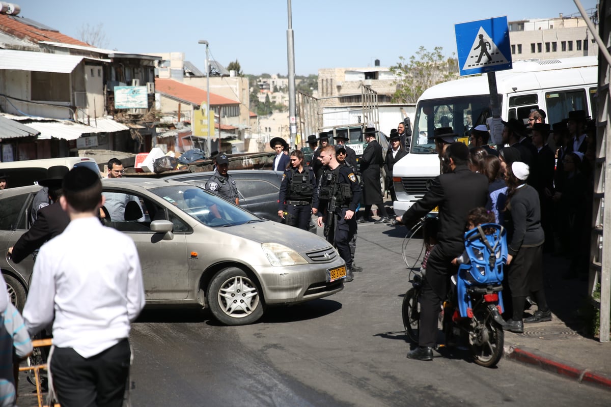 מאה שערים: ה'סמויים' חדרו, הותקפו ועצרו