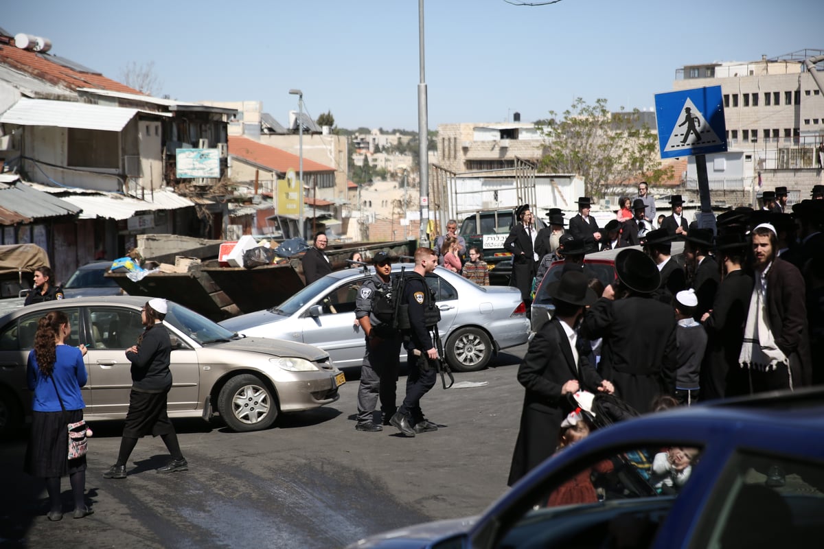 מאה שערים: ה'סמויים' חדרו, הותקפו ועצרו