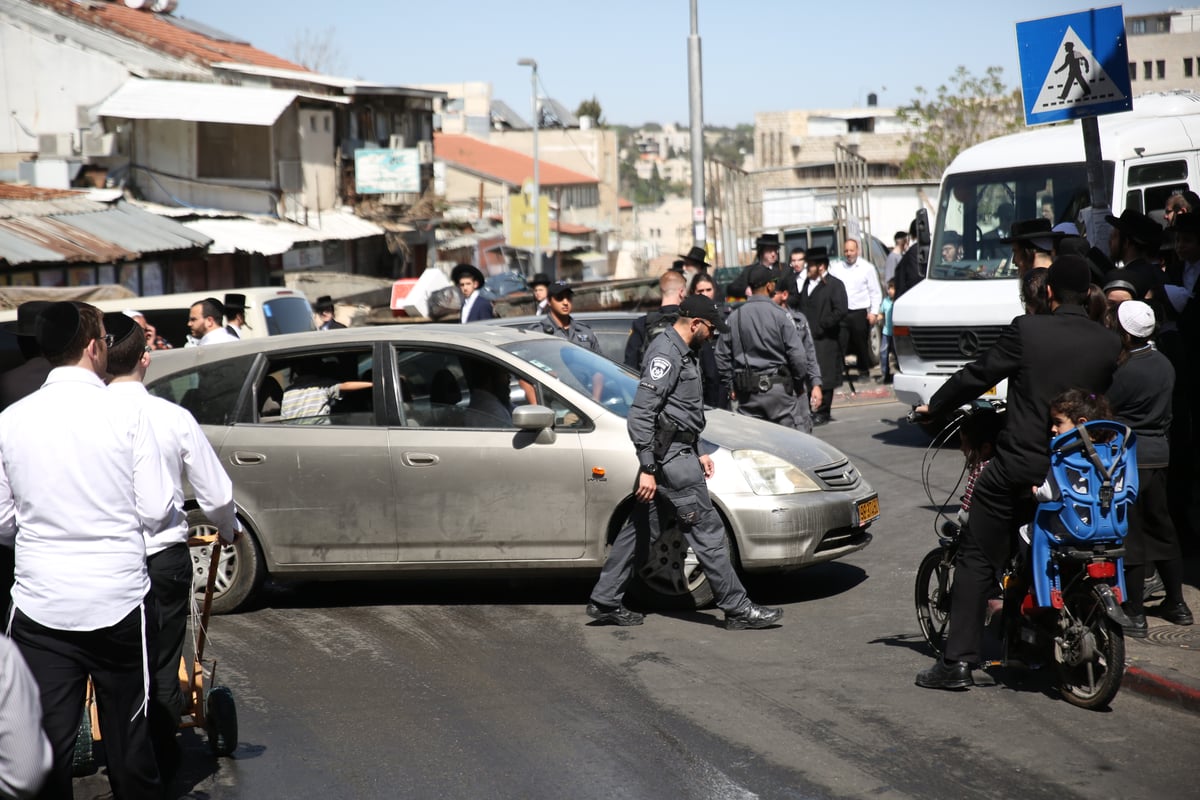 מאה שערים: ה'סמויים' חדרו, הותקפו ועצרו