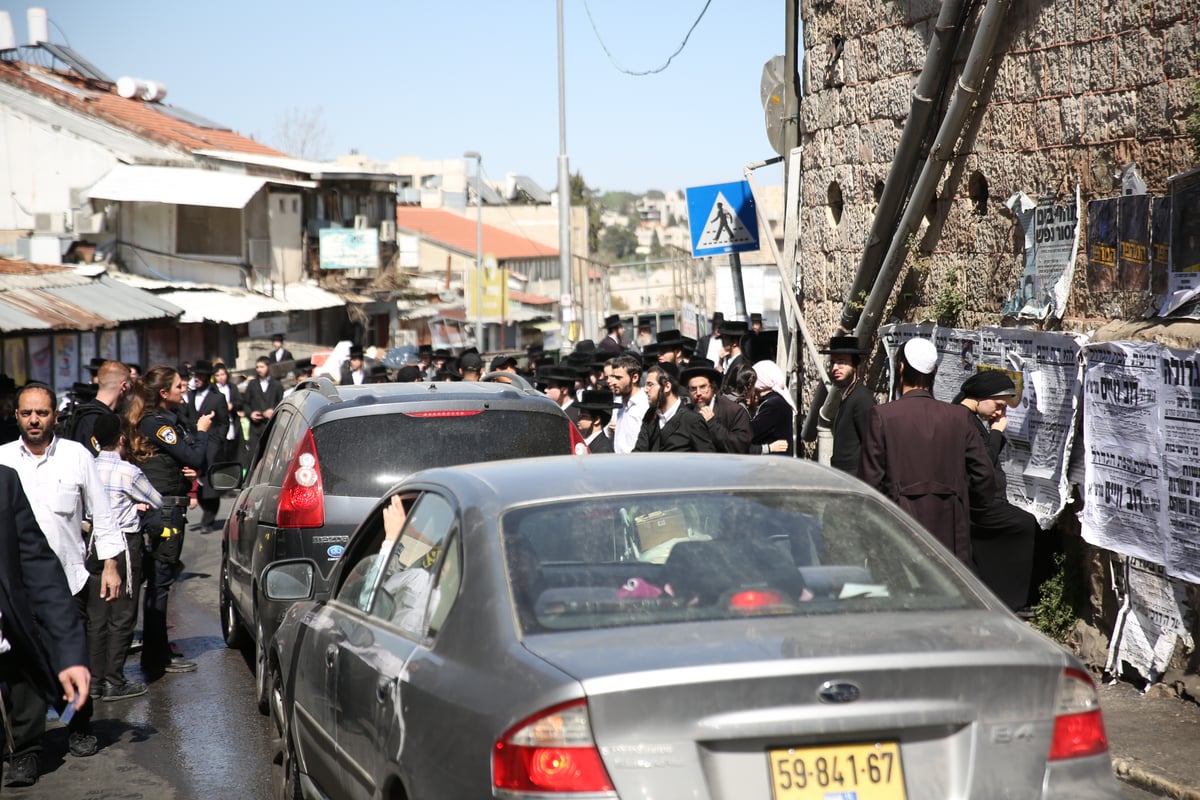 מאה שערים: ה'סמויים' חדרו, הותקפו ועצרו