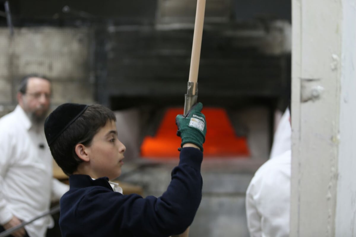 הגאון רבי עזריאל אוירבך אפה מצות במאה שערים • צפו