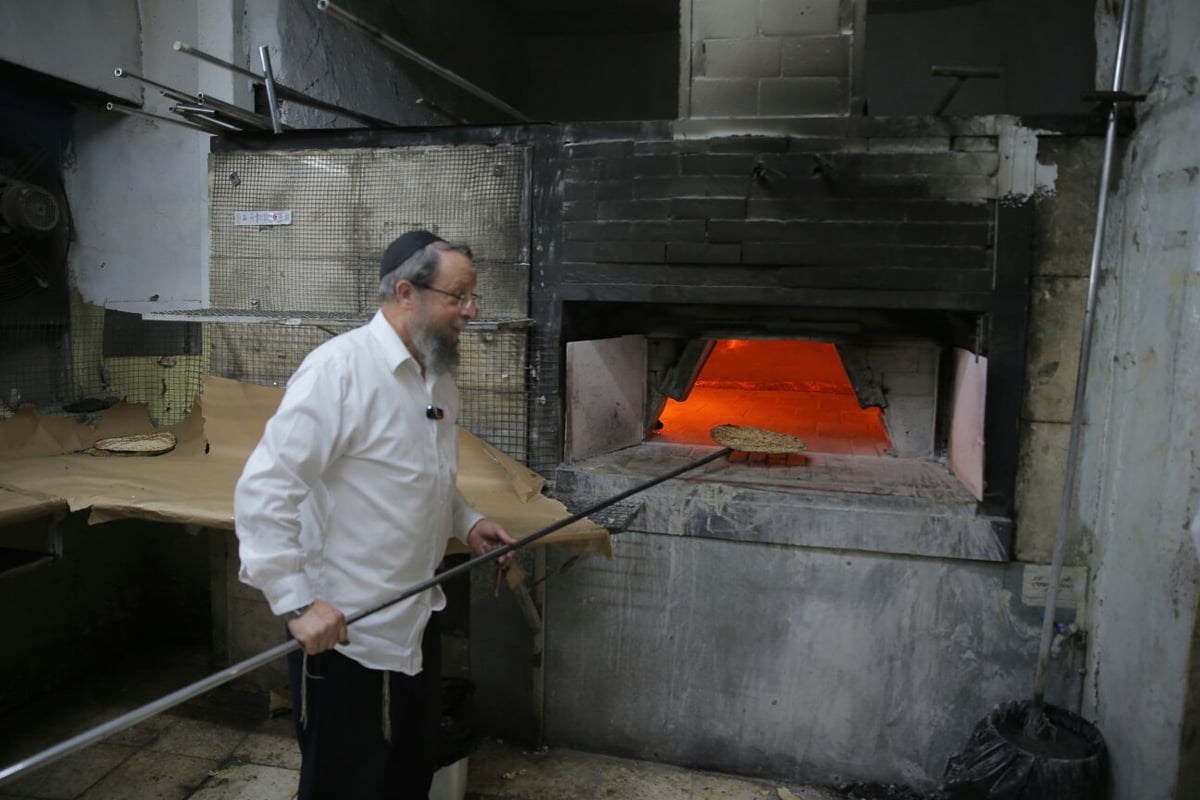 הגאון רבי עזריאל אוירבך אפה מצות במאה שערים • צפו