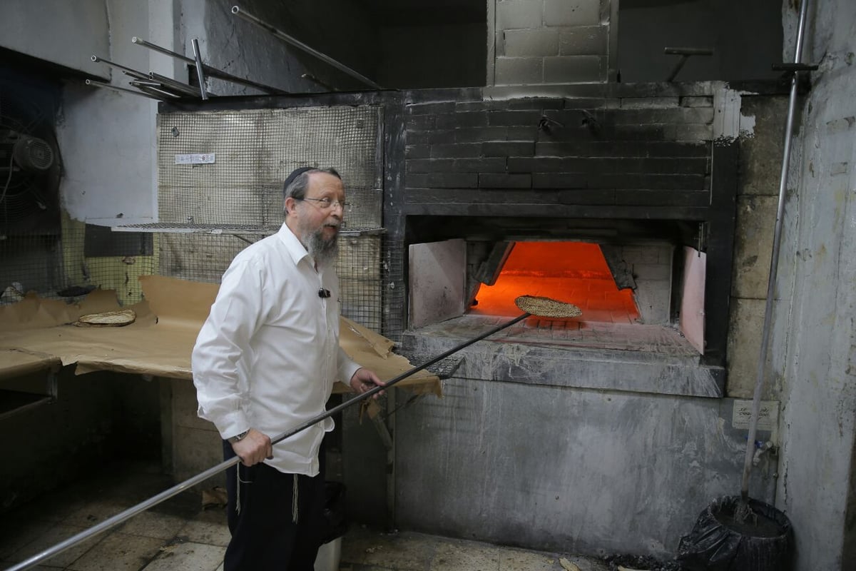 הגאון רבי עזריאל אוירבך אפה מצות במאה שערים • צפו