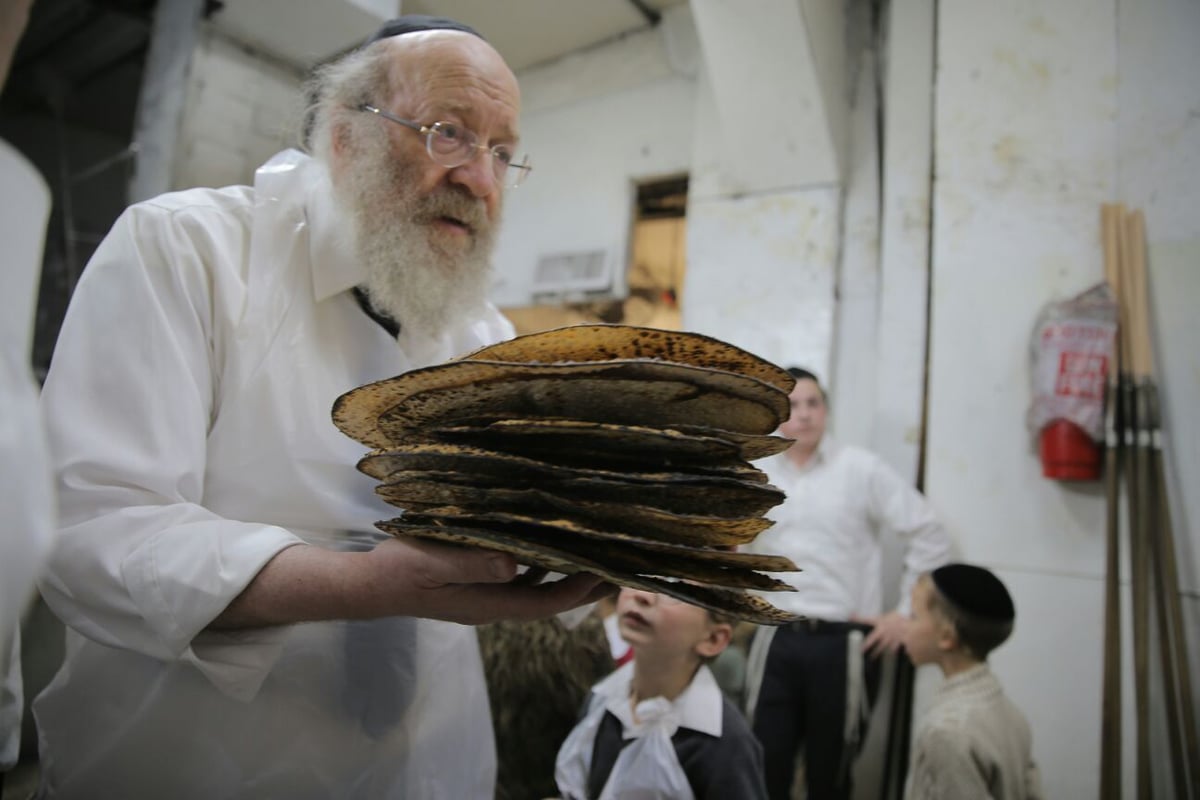 הגאון רבי עזריאל אוירבך אפה מצות במאה שערים • צפו