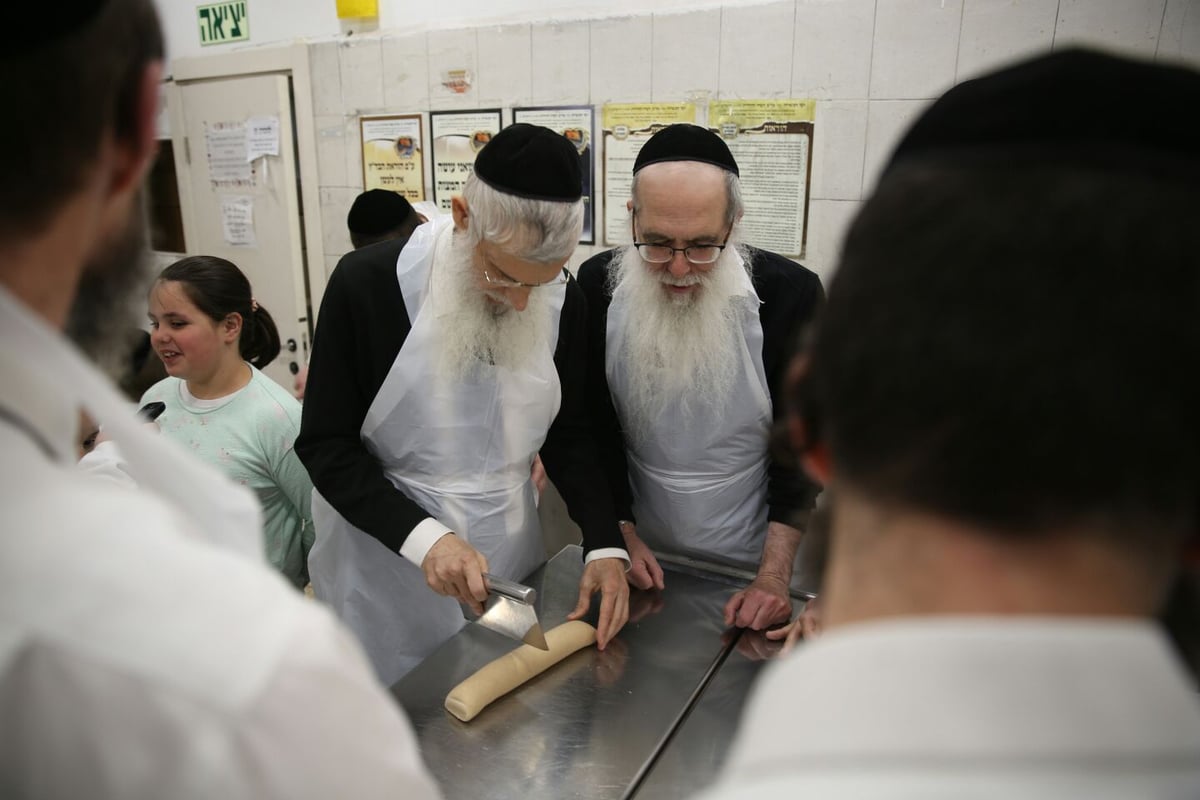 הגאון רבי עזריאל אוירבך אפה מצות במאה שערים • צפו