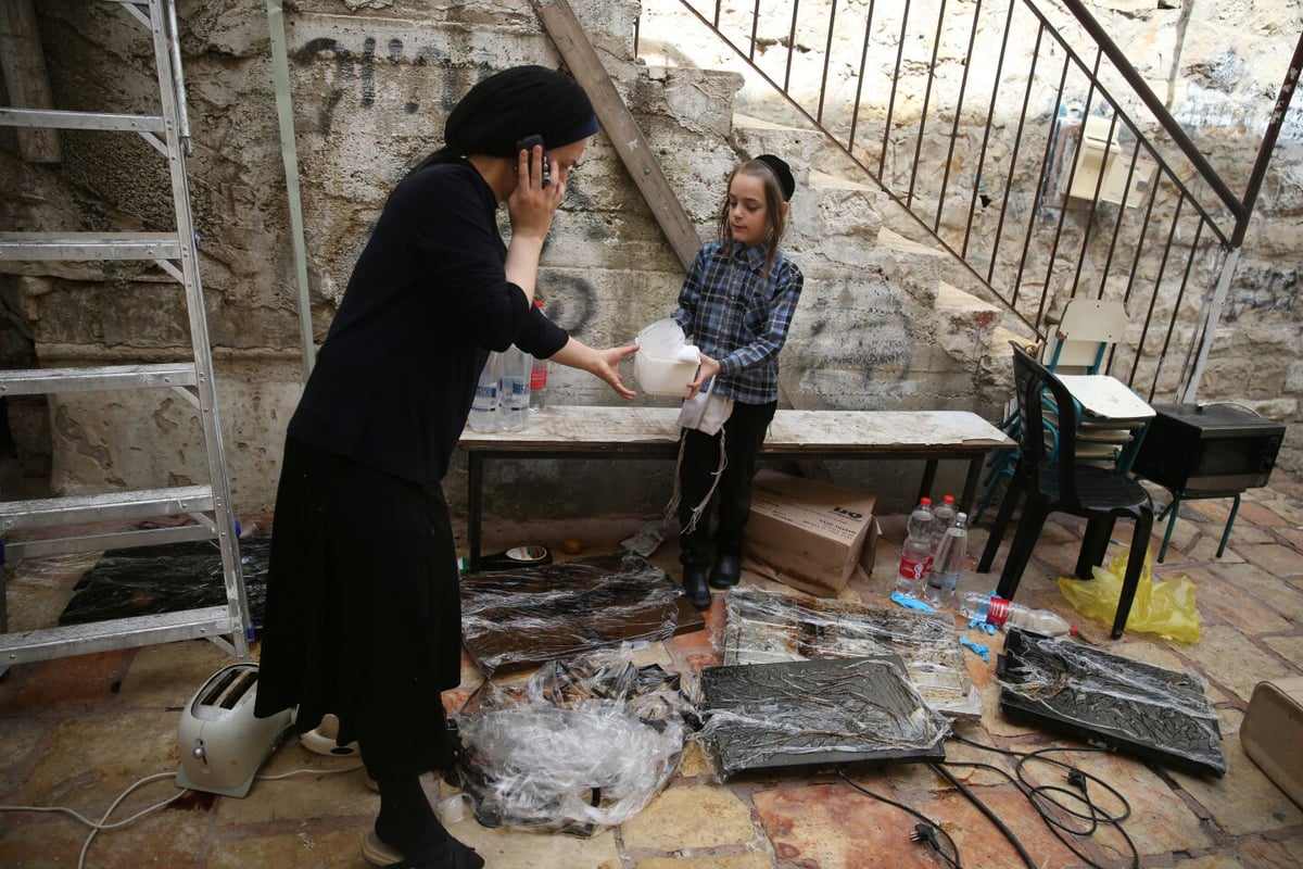 כנסו לאווירה: צלם "כיכר השבת" עם המקרצפים במאה שערים