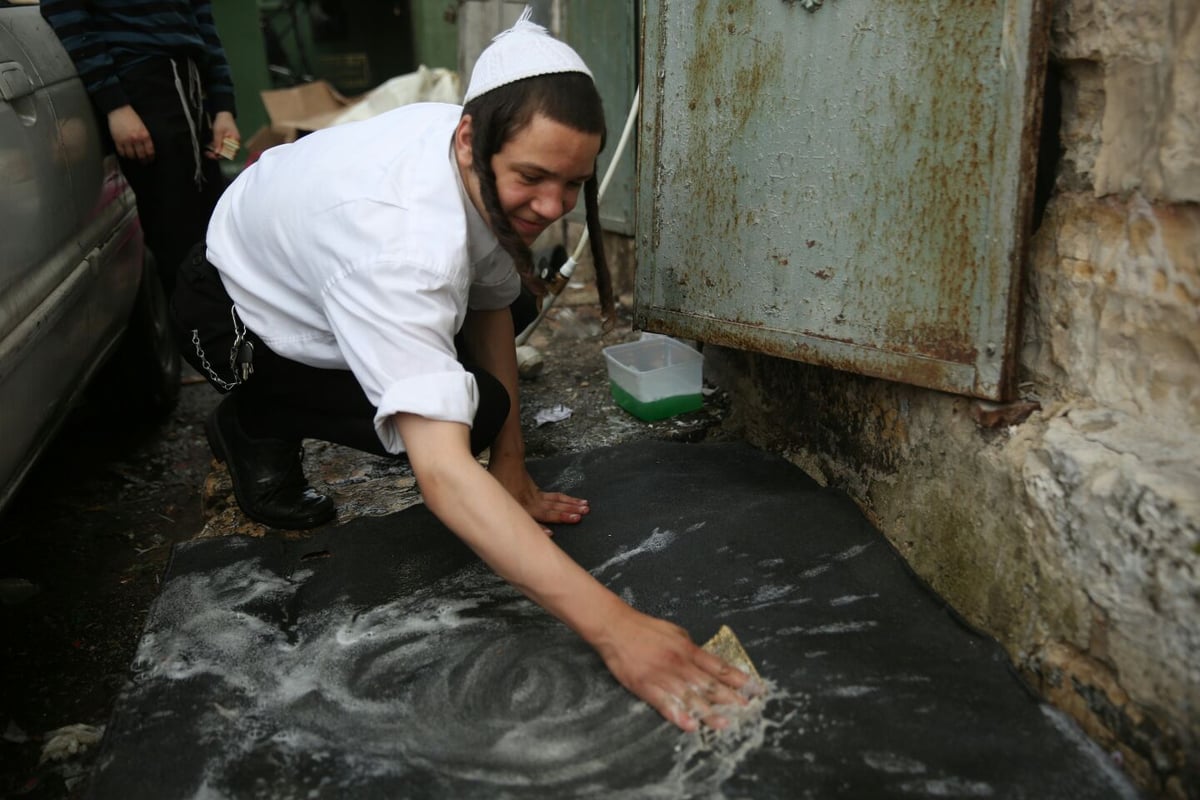 כנסו לאווירה: צלם "כיכר השבת" עם המקרצפים במאה שערים