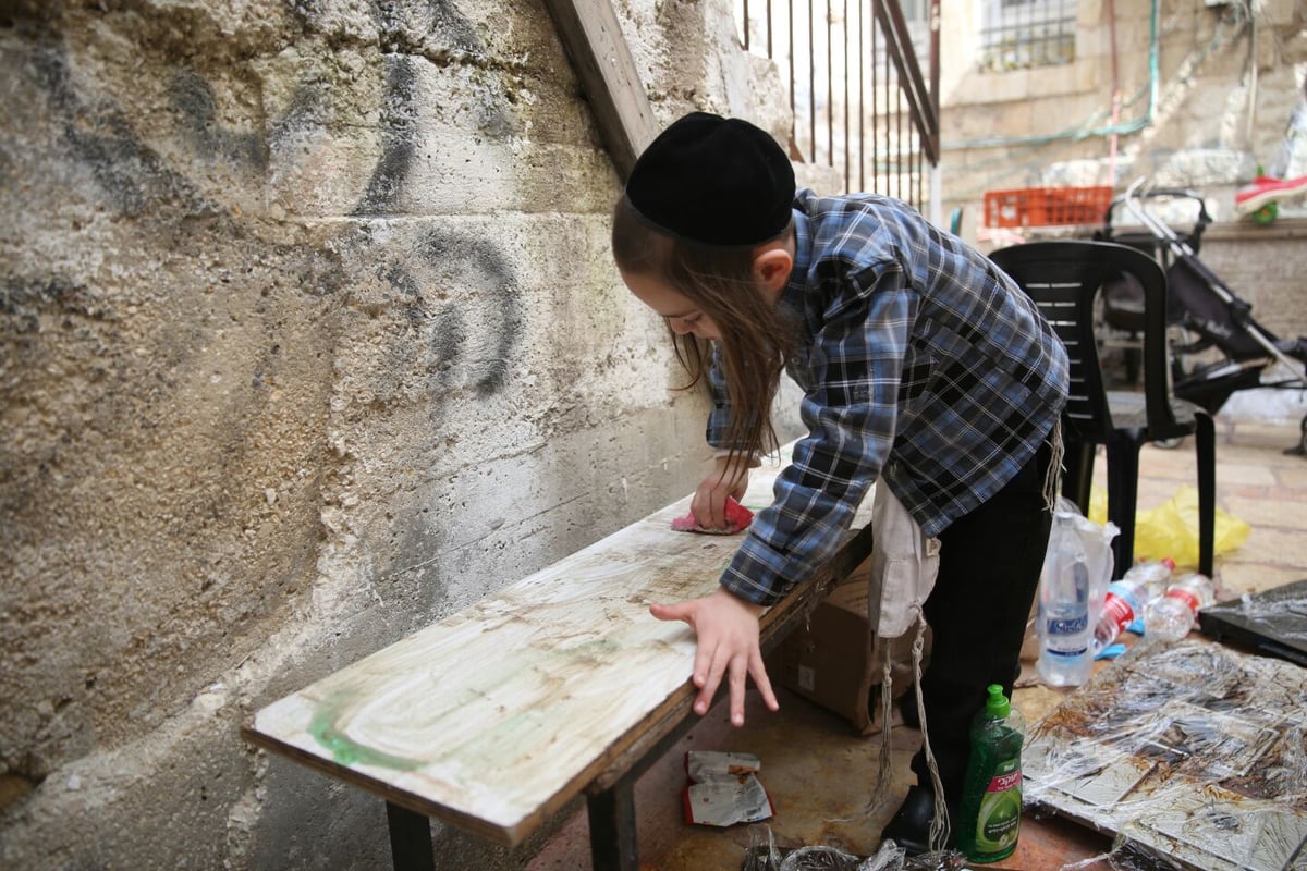 כנסו לאווירה: צלם "כיכר השבת" עם המקרצפים במאה שערים