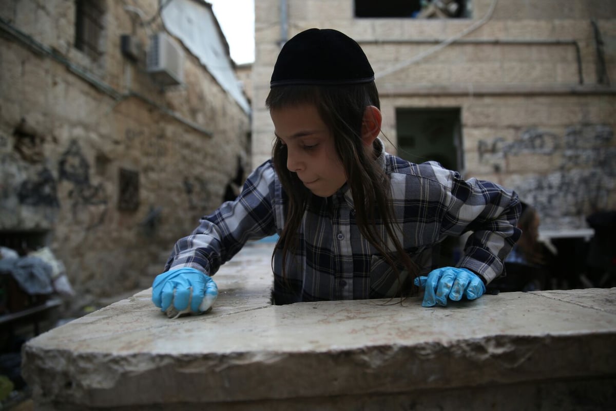 כנסו לאווירה: צלם "כיכר השבת" עם המקרצפים במאה שערים