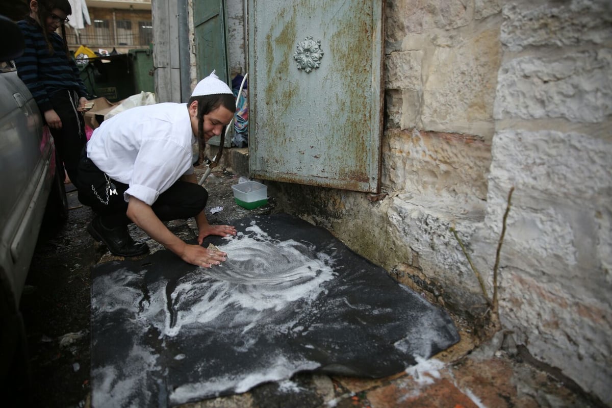 כנסו לאווירה: צלם "כיכר השבת" עם המקרצפים במאה שערים