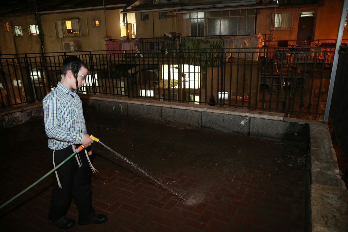 כנסו לאווירה: צלם "כיכר השבת" עם המקרצפים במאה שערים