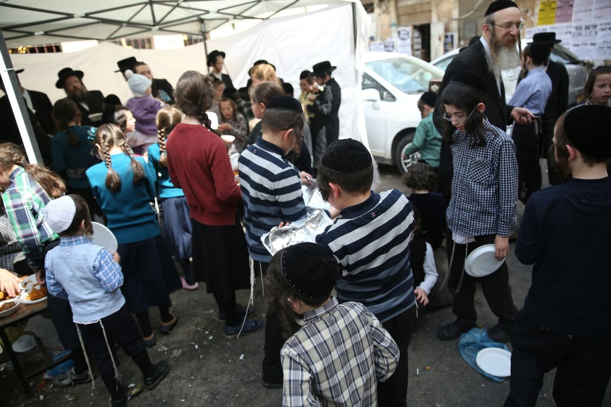 ערב חג במאה שערים: ההורים מנקים, הילדים אוכלים צ'יפס אצל 'המגיד'