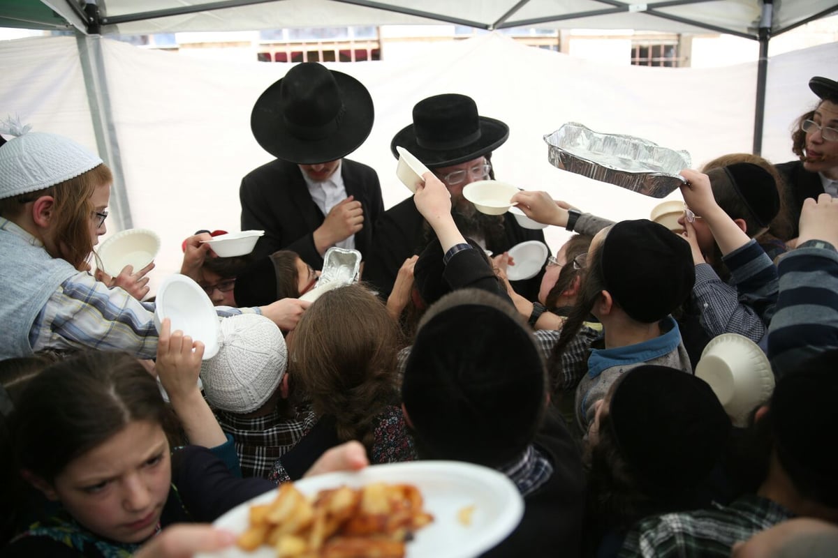 ערב חג במאה שערים: ההורים מנקים, הילדים אוכלים צ'יפס אצל 'המגיד'