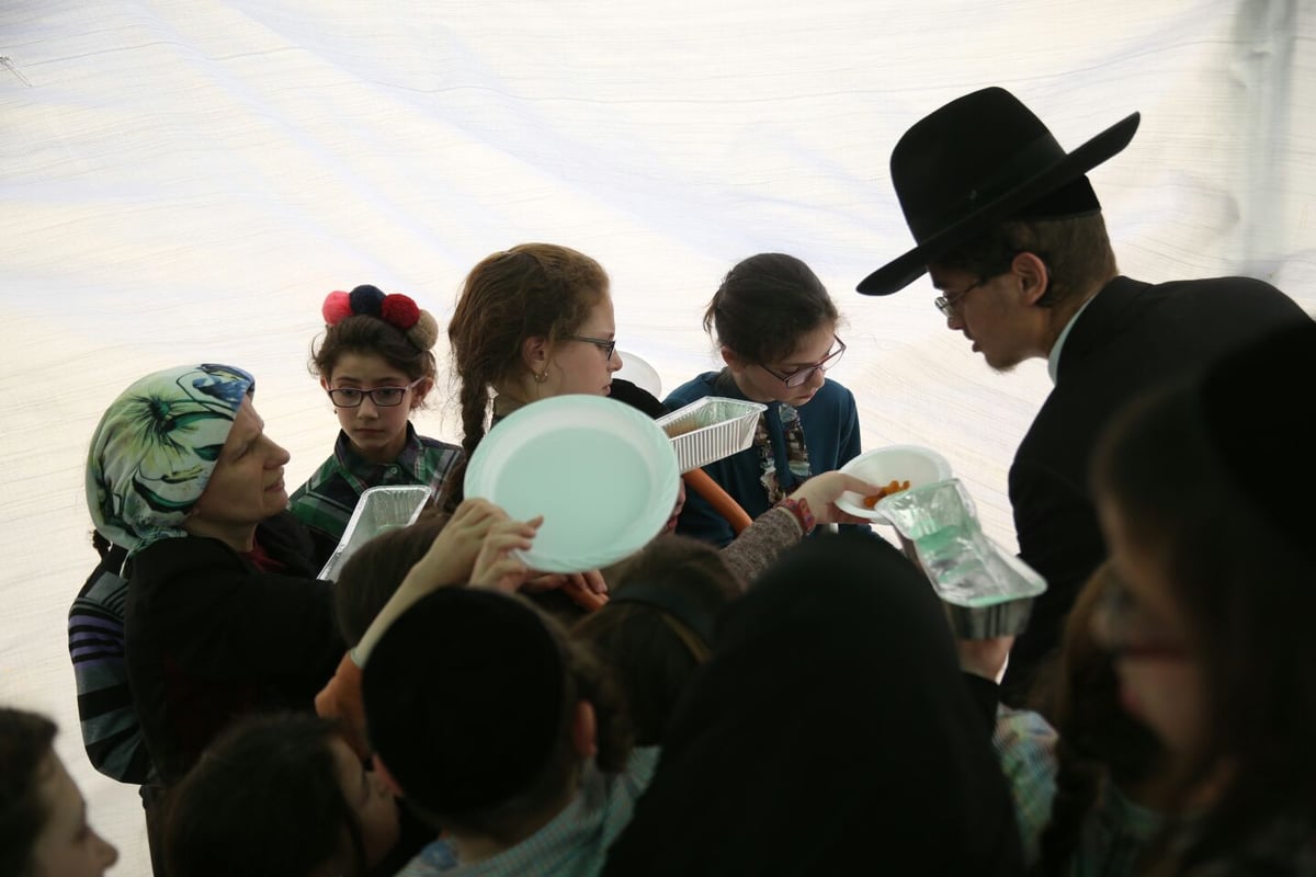 ערב חג במאה שערים: ההורים מנקים, הילדים אוכלים צ'יפס אצל 'המגיד'