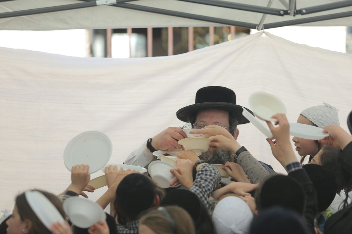 ערב חג במאה שערים: ההורים מנקים, הילדים אוכלים צ'יפס אצל 'המגיד'