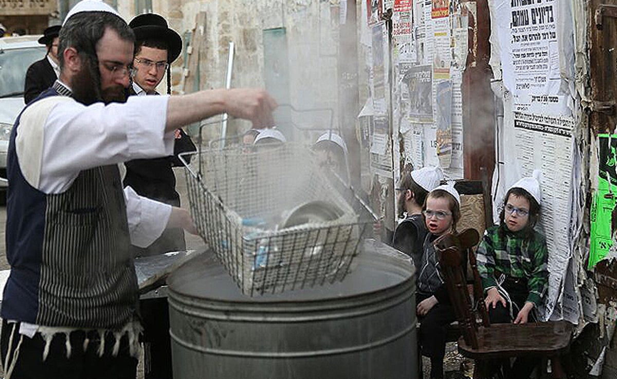 כך מגעילים כלים בשוק מאה שערים • תיעוד