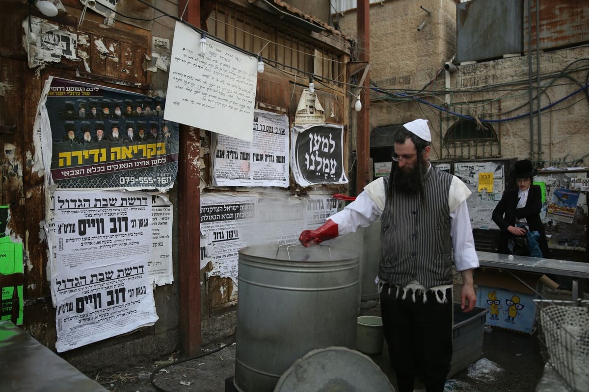 כך מגעילים כלים בשוק מאה שערים • תיעוד