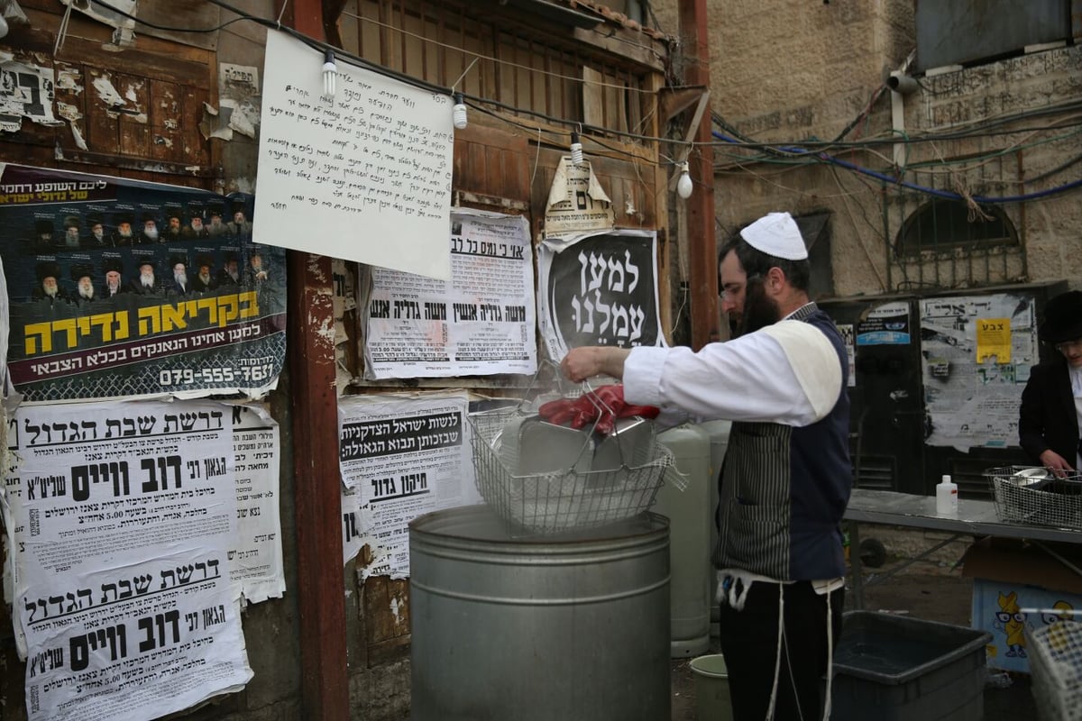 כך מגעילים כלים בשוק מאה שערים • תיעוד