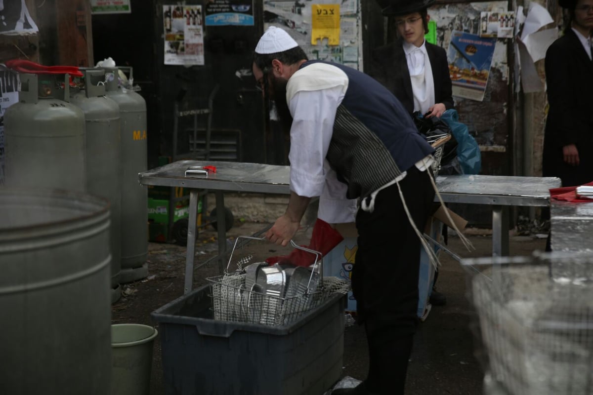 כך מגעילים כלים בשוק מאה שערים • תיעוד