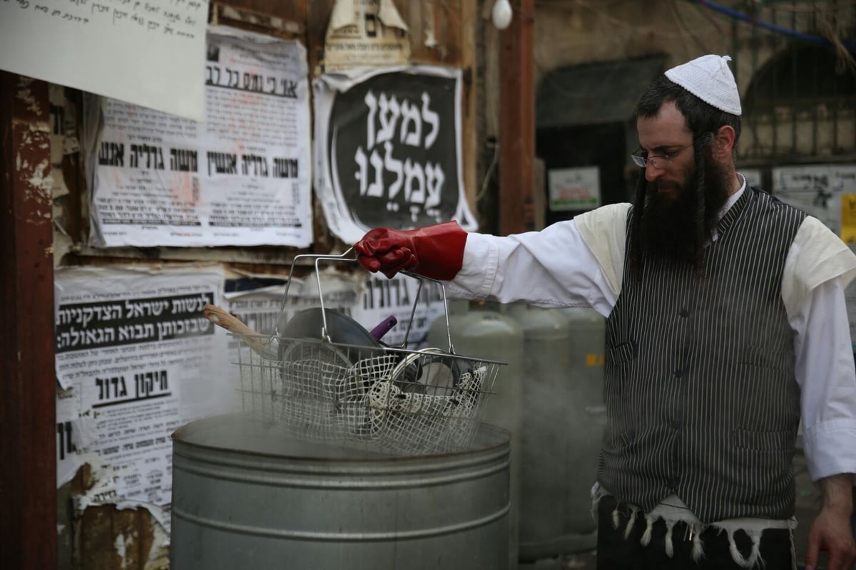 כך מגעילים כלים בשוק מאה שערים • תיעוד