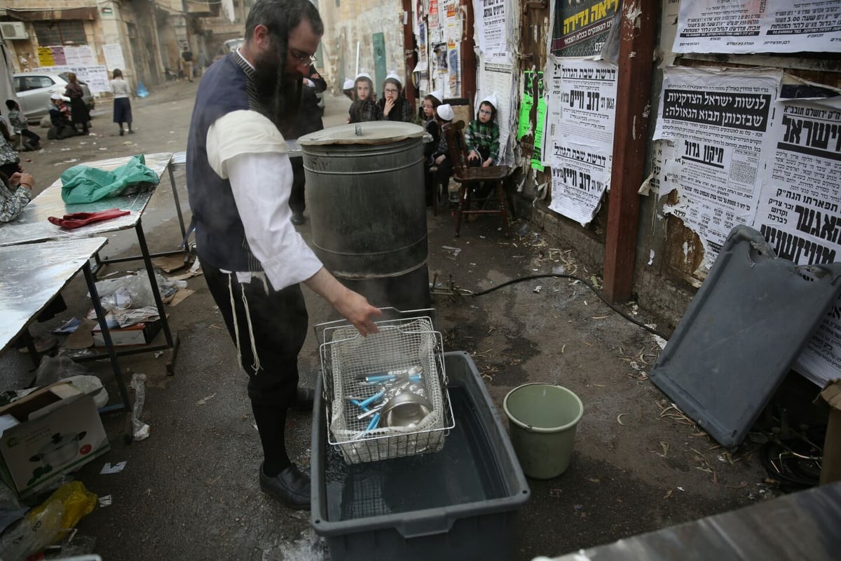 כך מגעילים כלים בשוק מאה שערים • תיעוד