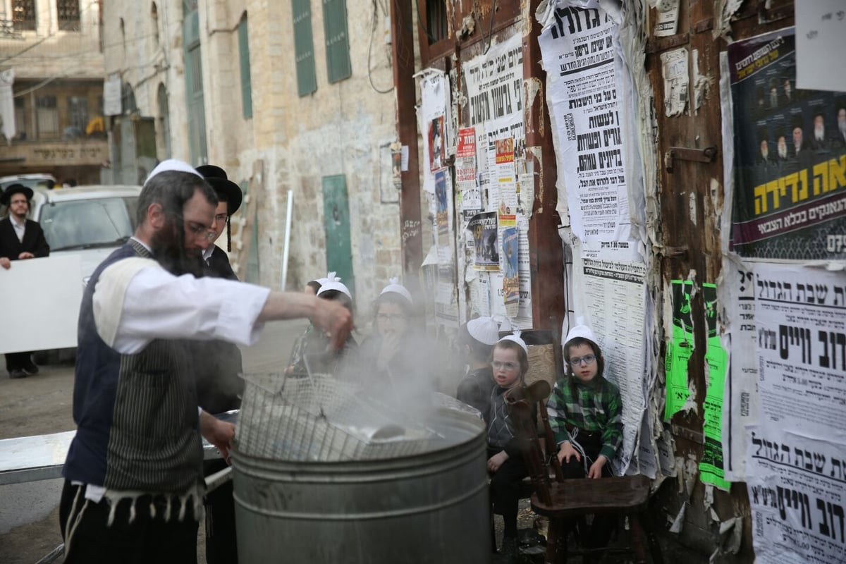 כך מגעילים כלים בשוק מאה שערים • תיעוד