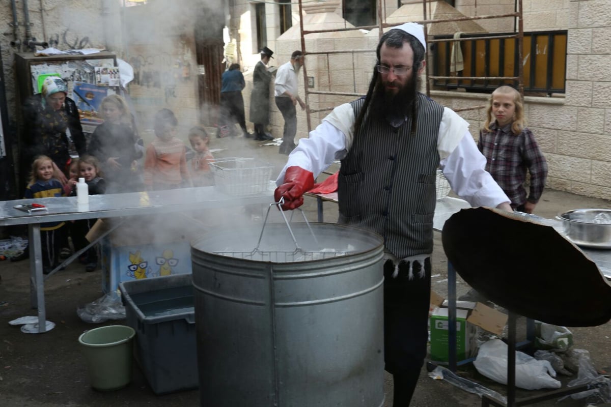 כך מגעילים כלים בשוק מאה שערים • תיעוד