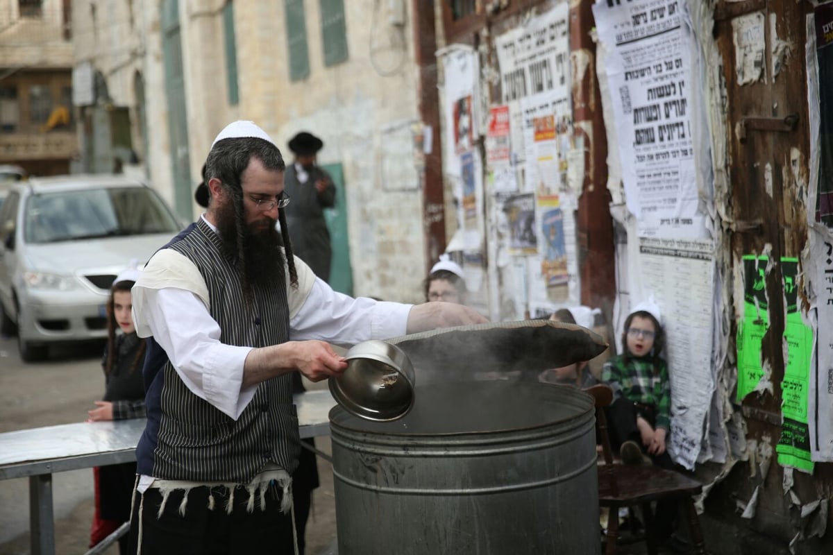 כך מגעילים כלים בשוק מאה שערים • תיעוד