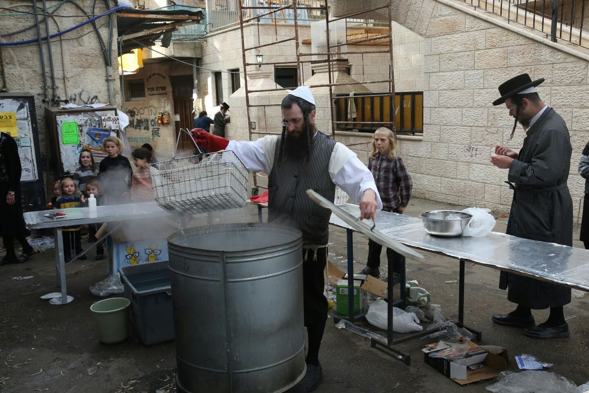 כך מגעילים כלים בשוק מאה שערים • תיעוד