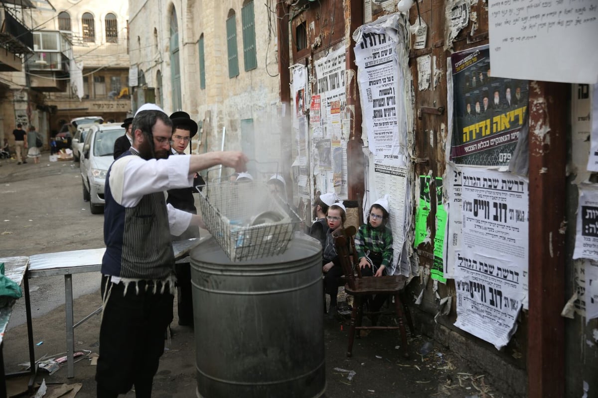 כך מגעילים כלים בשוק מאה שערים • תיעוד