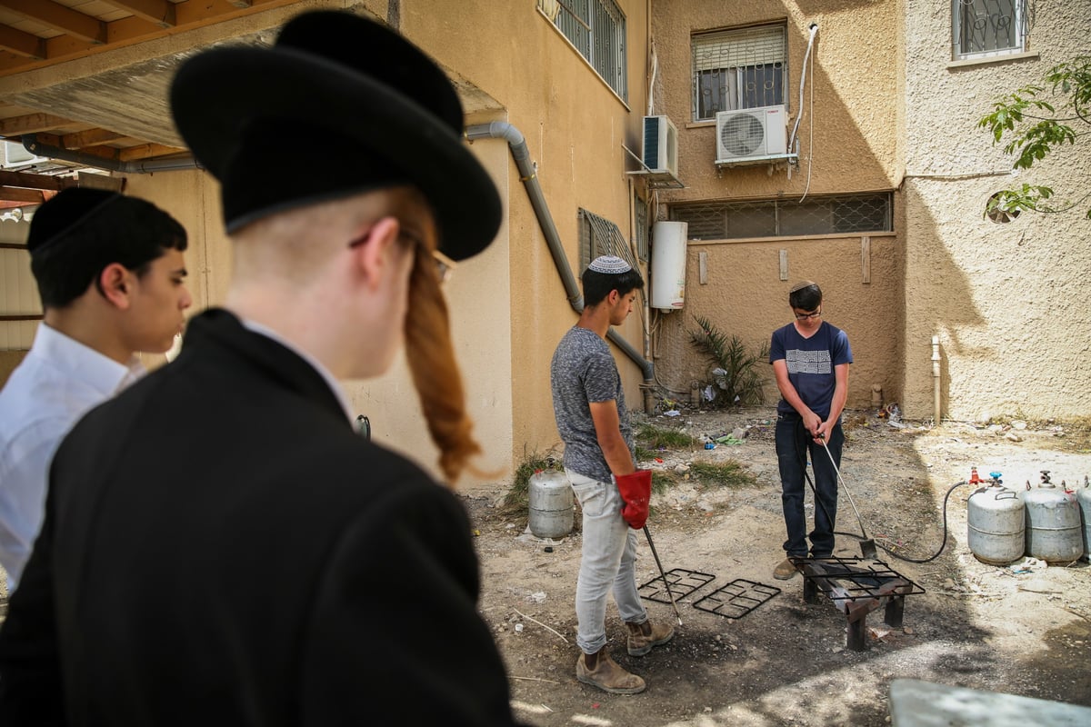 צפו בגלריה: כך מגעילים את הכלים בצפת