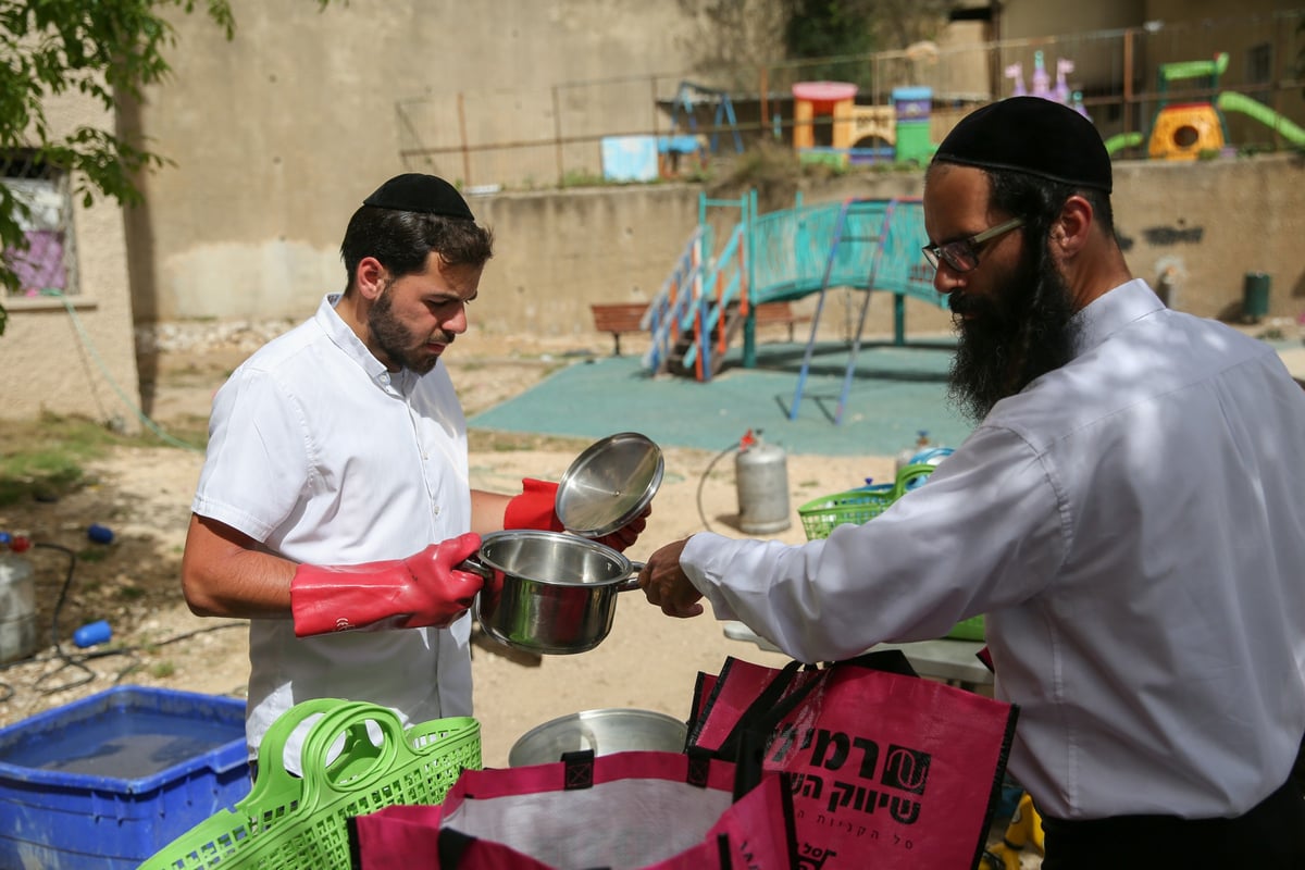 צפו בגלריה: כך מגעילים את הכלים בצפת