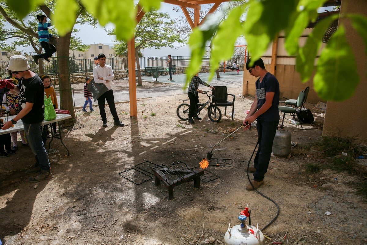 צפו בגלריה: כך מגעילים את הכלים בצפת