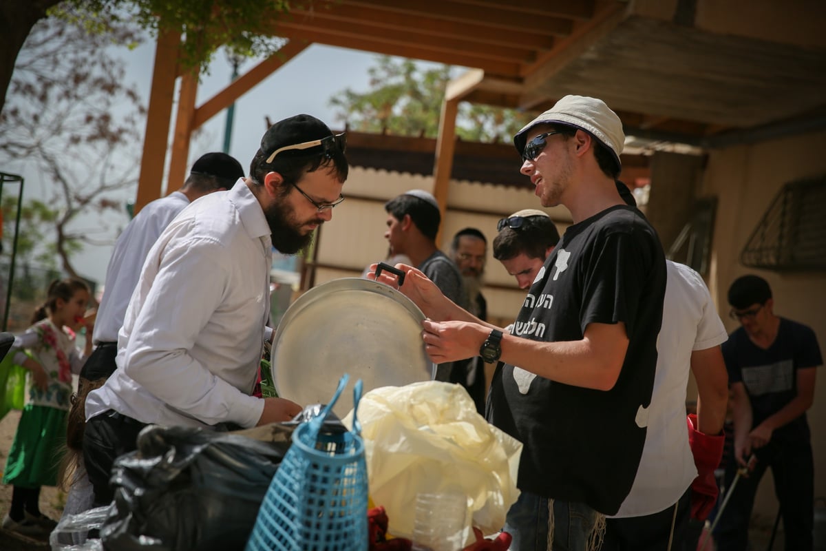 צפו בגלריה: כך מגעילים את הכלים בצפת