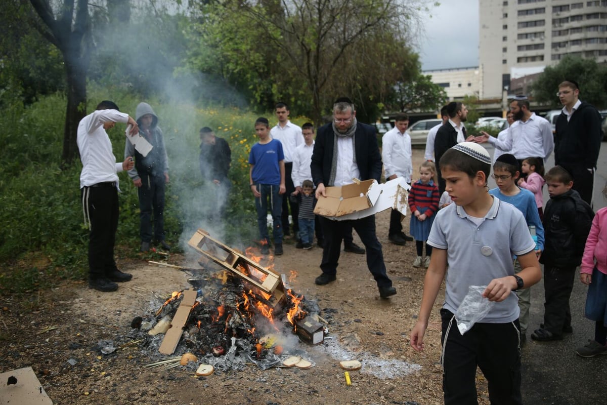 גלריה: כך שרפו את החמץ בכרמיאל • צפו